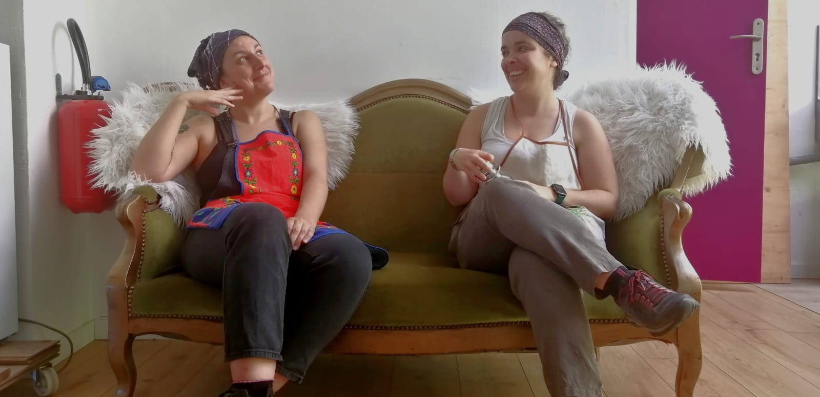 Petite pause avant le service. Deux bénévoles assises sur le canapé.