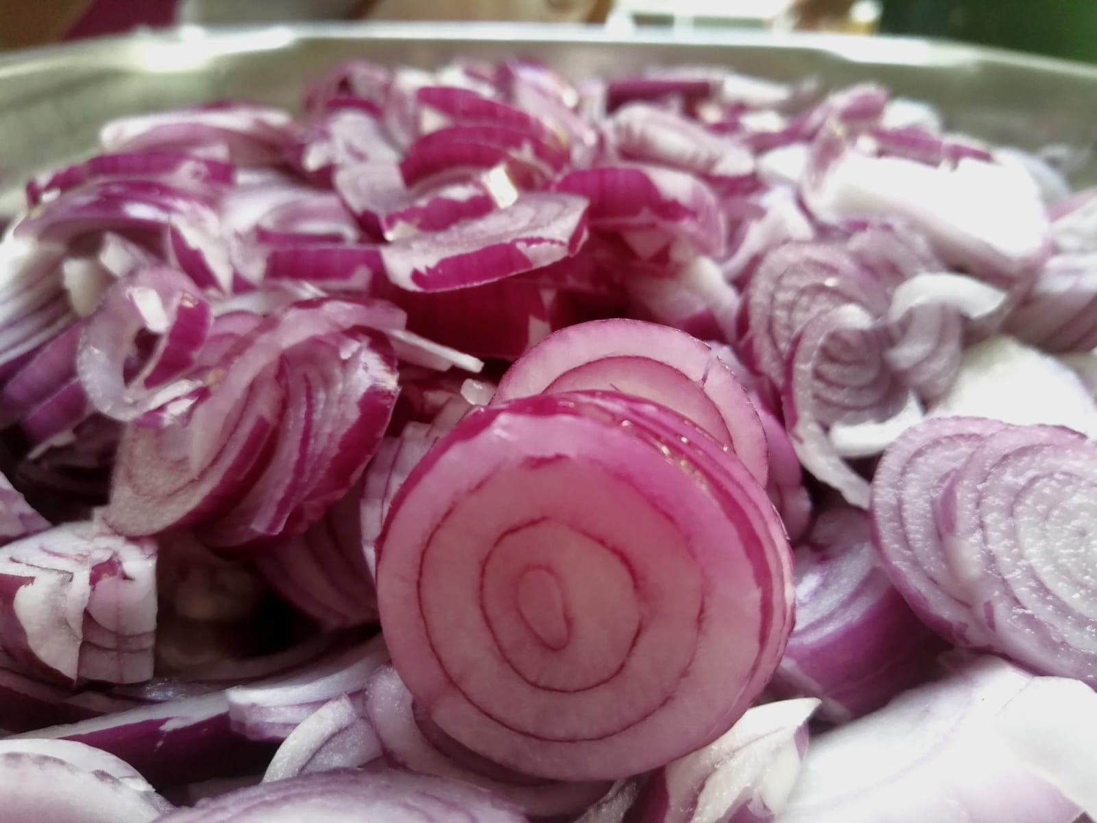 Oignons rouges Oignons rouges découpés à l'occasion d'une tarte à l'oignon caramélisé